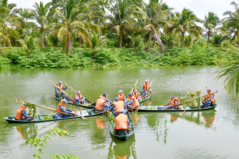 Bộ đội tập chèo xuồng